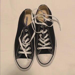 Black converse size women’s 8.5/ men’s 7.5!